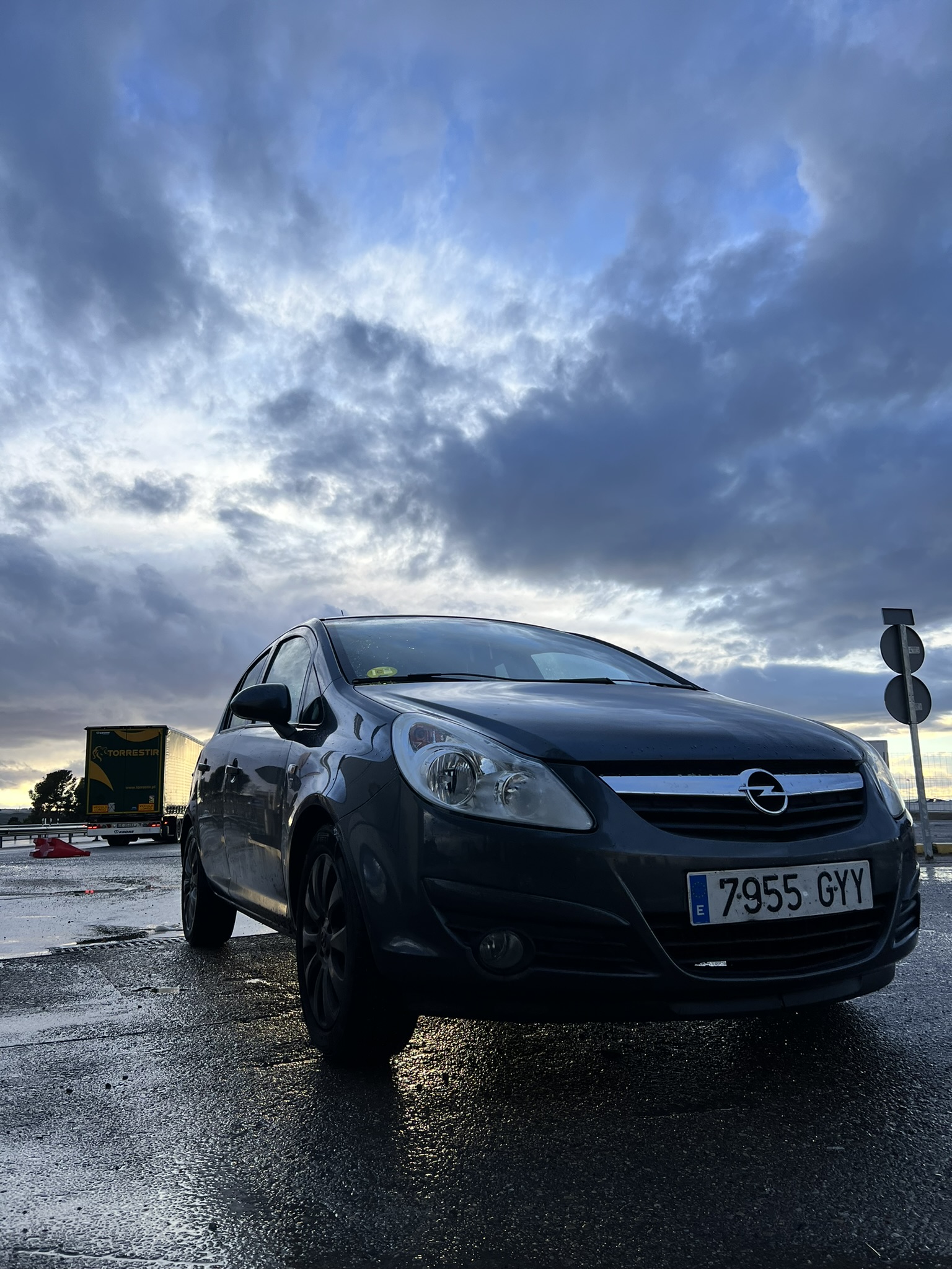 Opel Corsa 2011 – 5 puertas, color gris oscuro