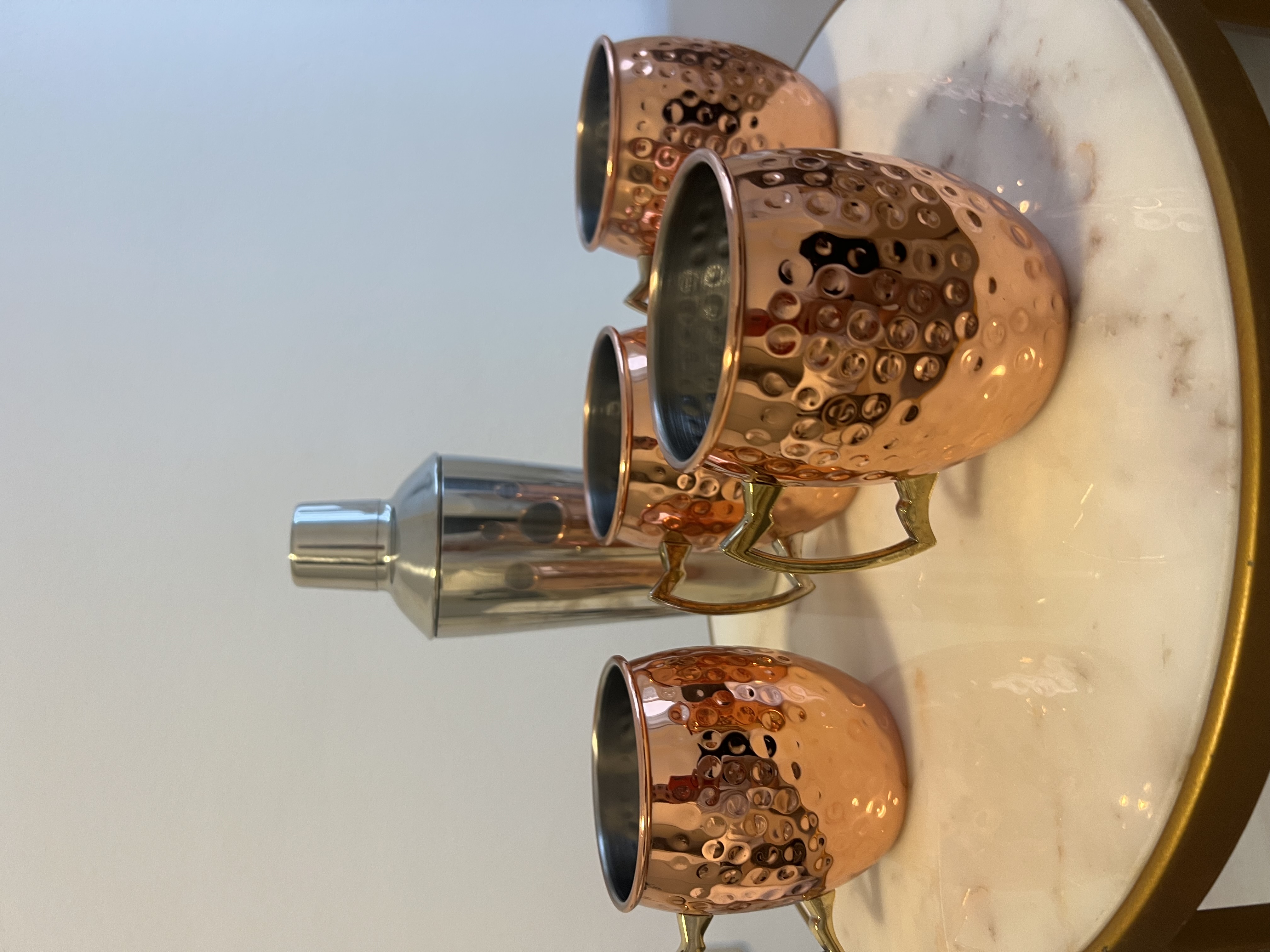 Tazas de cobre chileno y coctelera