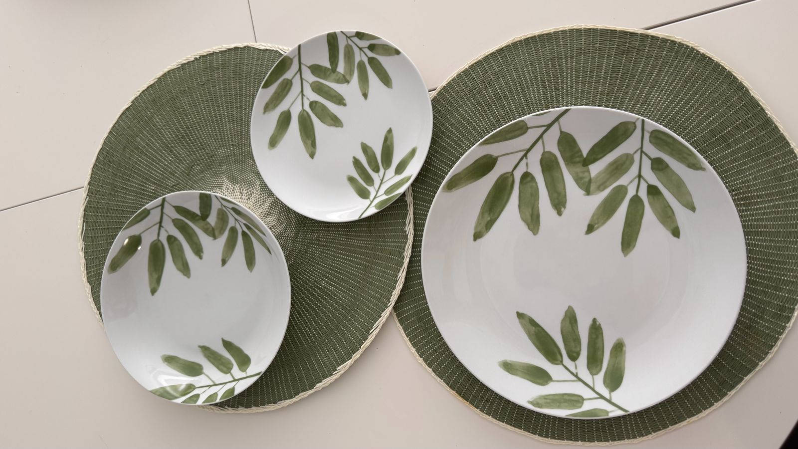 Set de platos El Corte Inglés – motivo hojas verdes