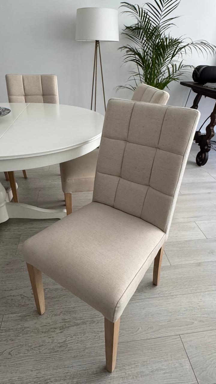 Sillas de comedor tapizadas en beige con patas de madera