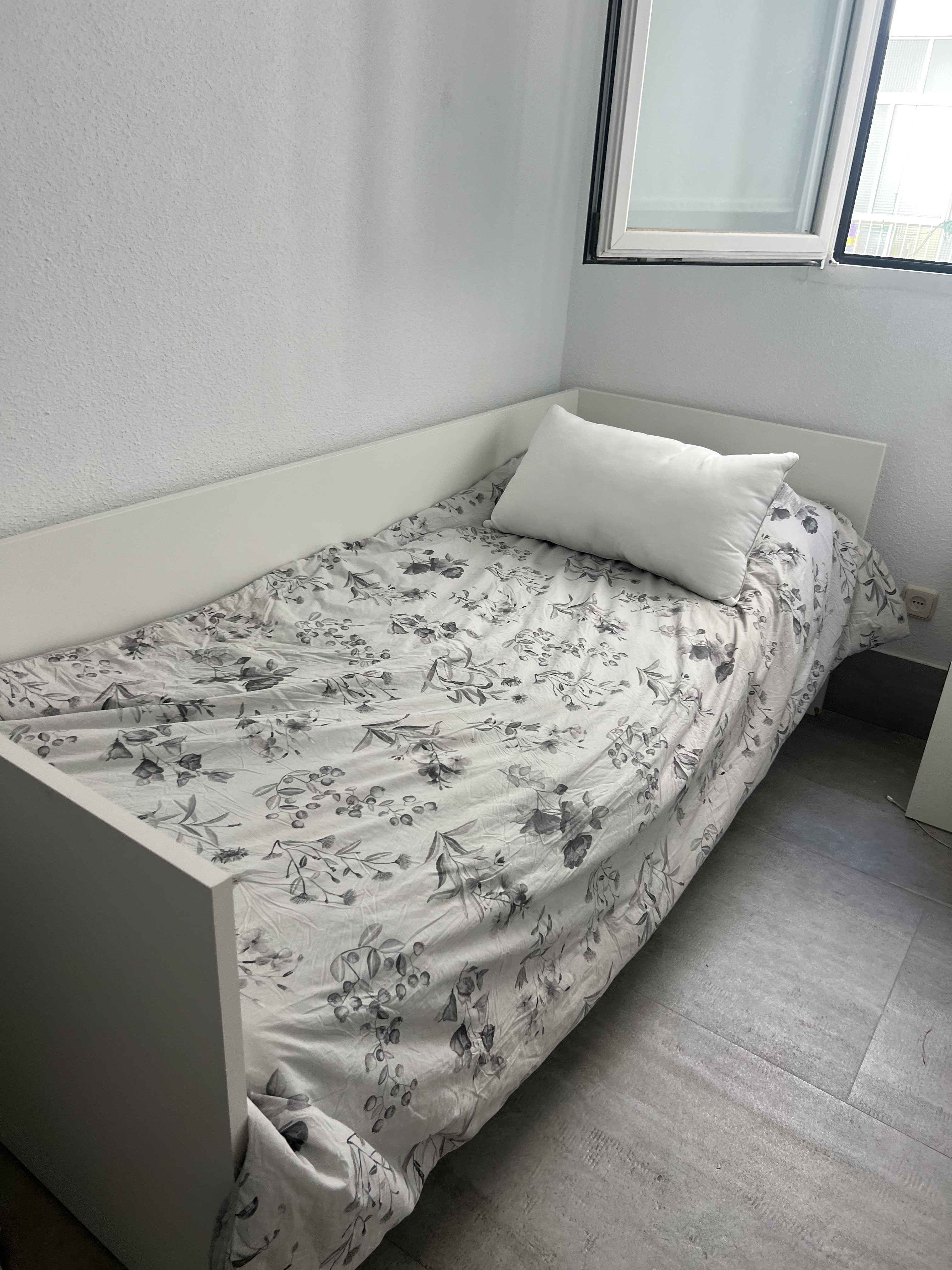 Cama individual con base de madera, cajón + colchón