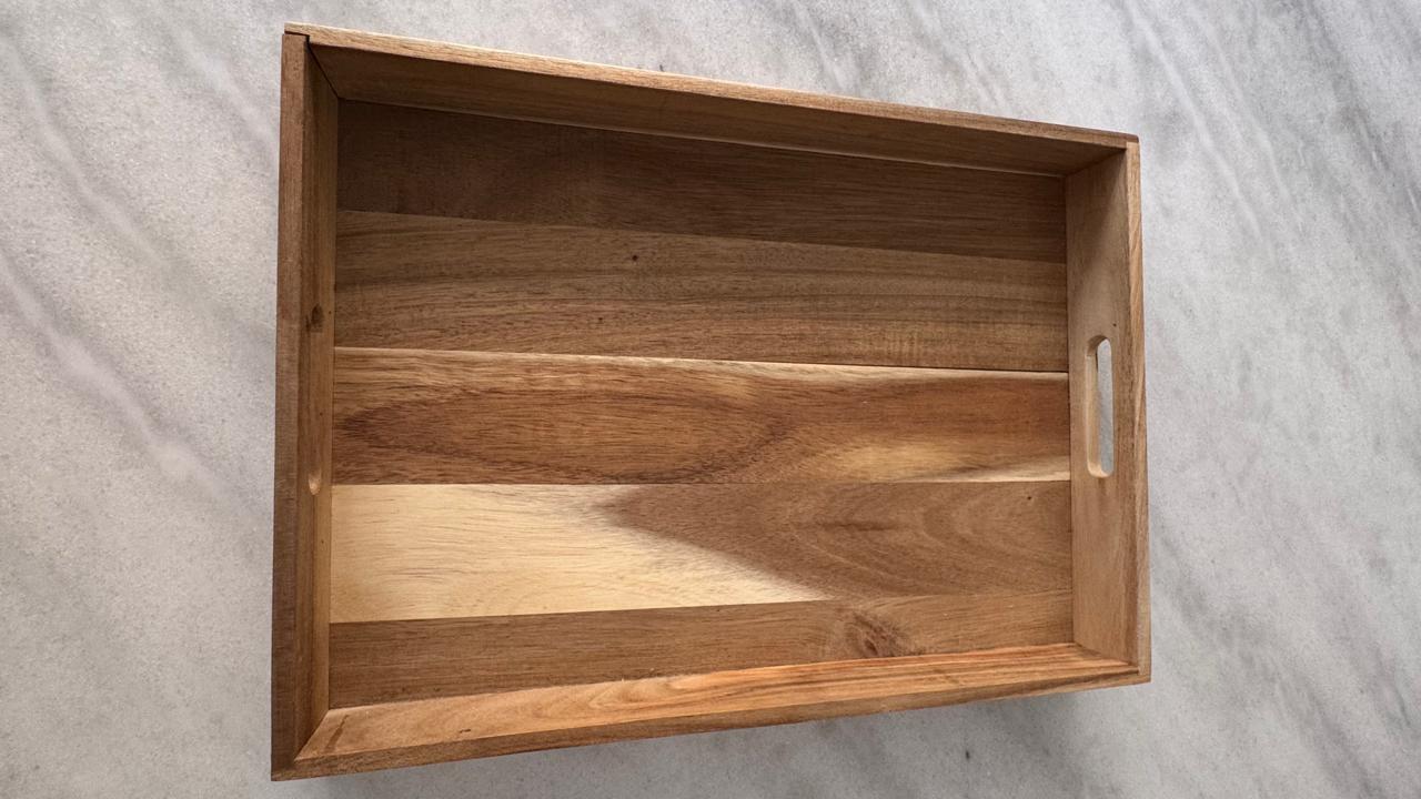 Bandeja de madera natural con asas