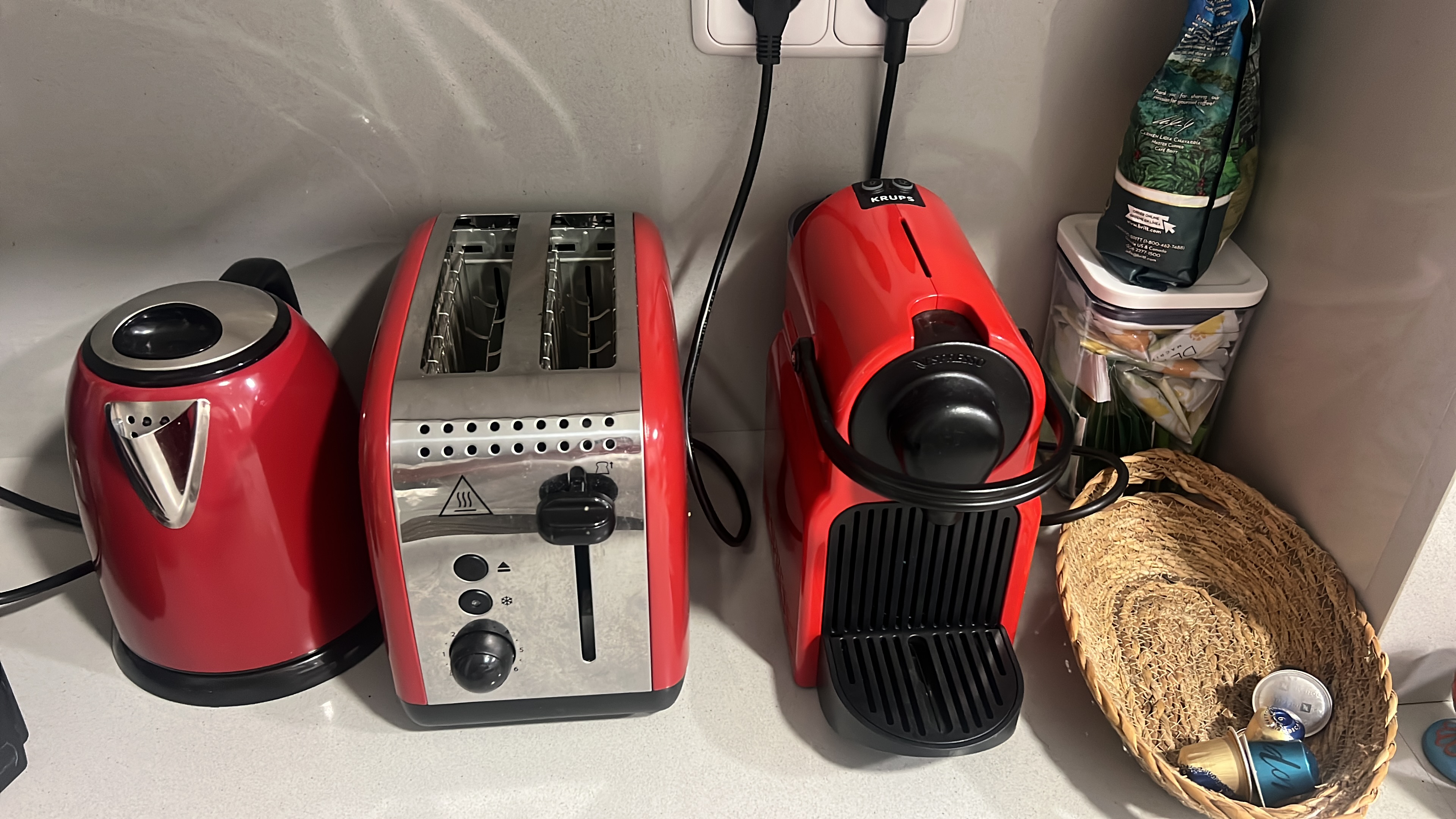 Conjunto desayuno rojo: tostador, Nespresso Krups y pava