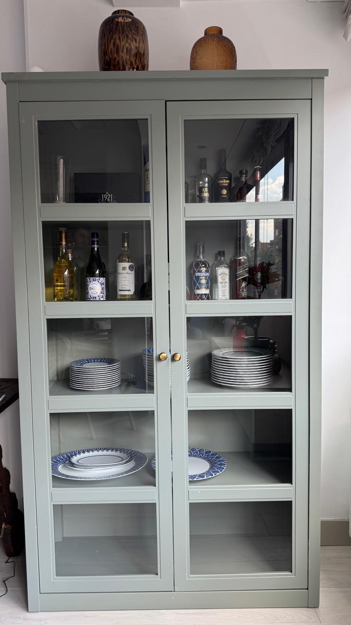 Vitrina con puertas de cristal – color verde salvia