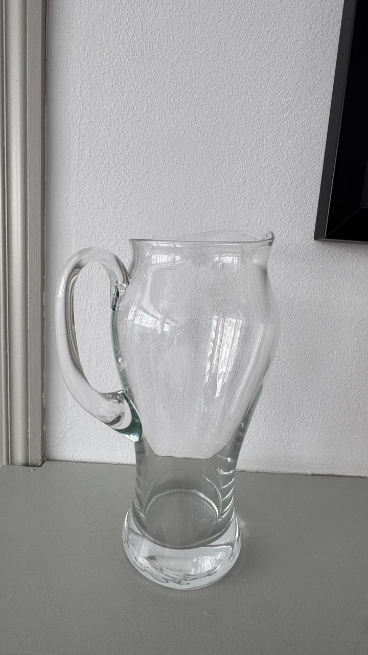 Jarra de agua de vidrio transparente con asa