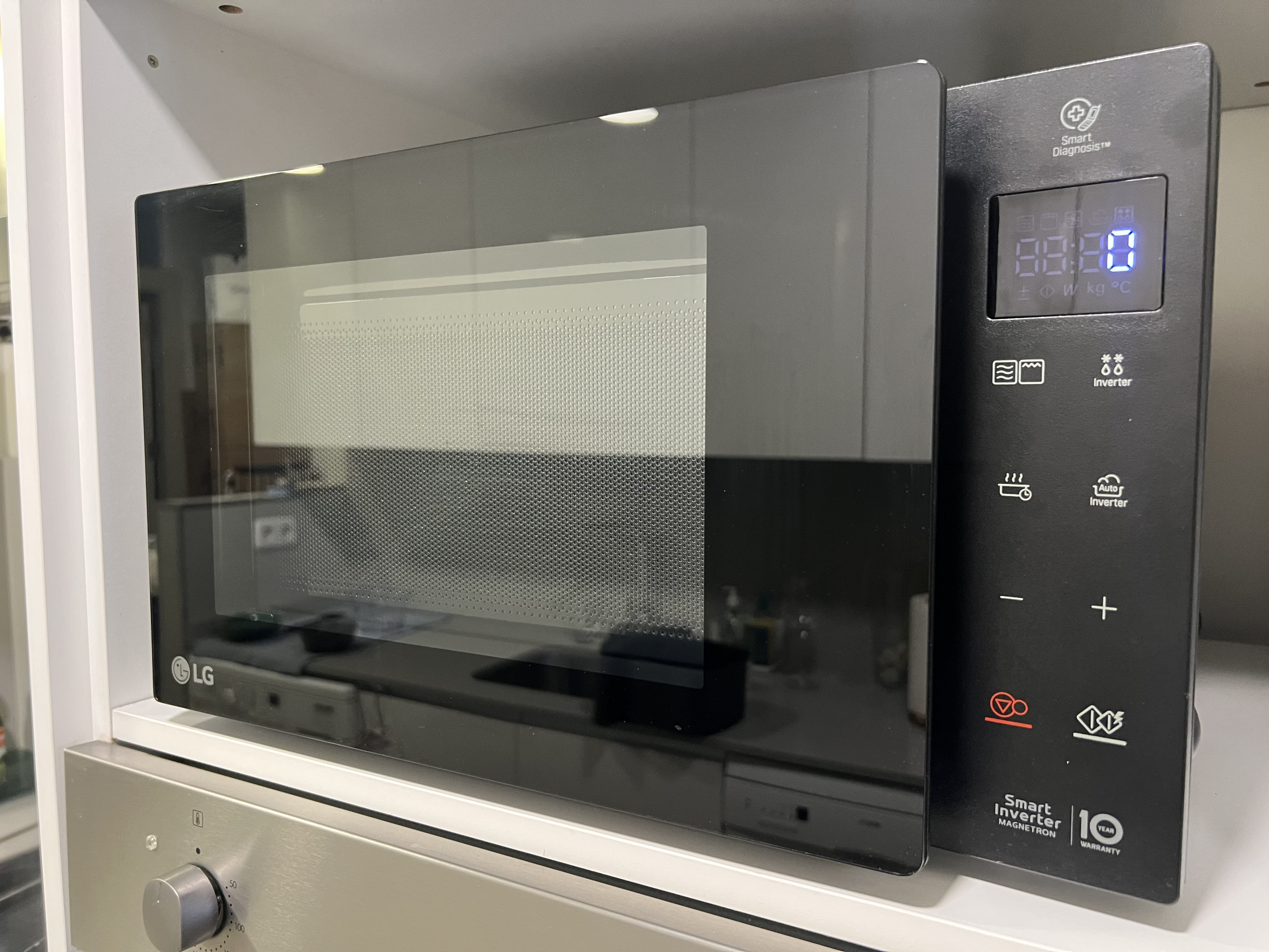 Microondas LG Smart Inverter con grill – negro/plata