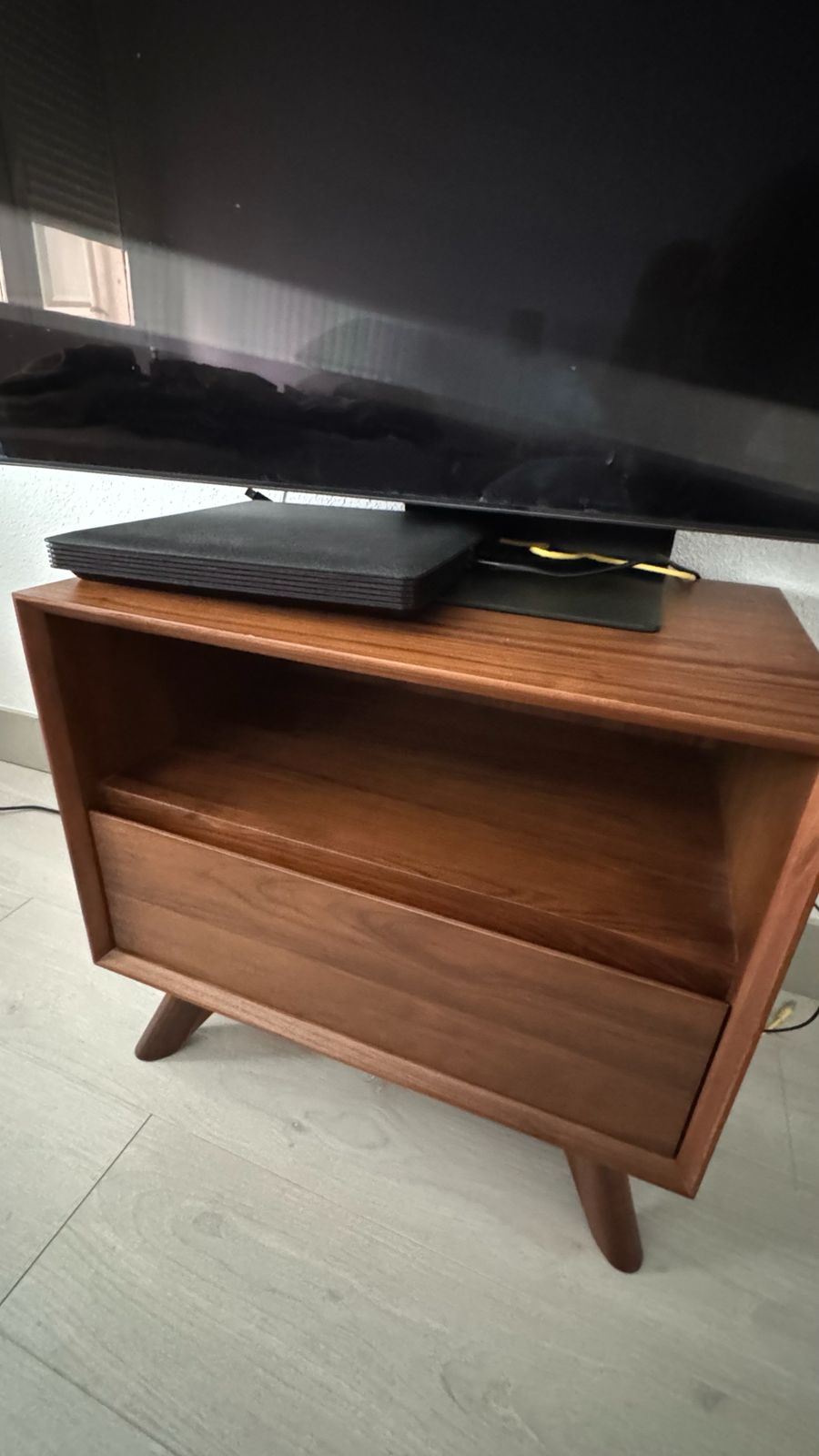 Mesita de noche Antón Room estilo nórdico en madera