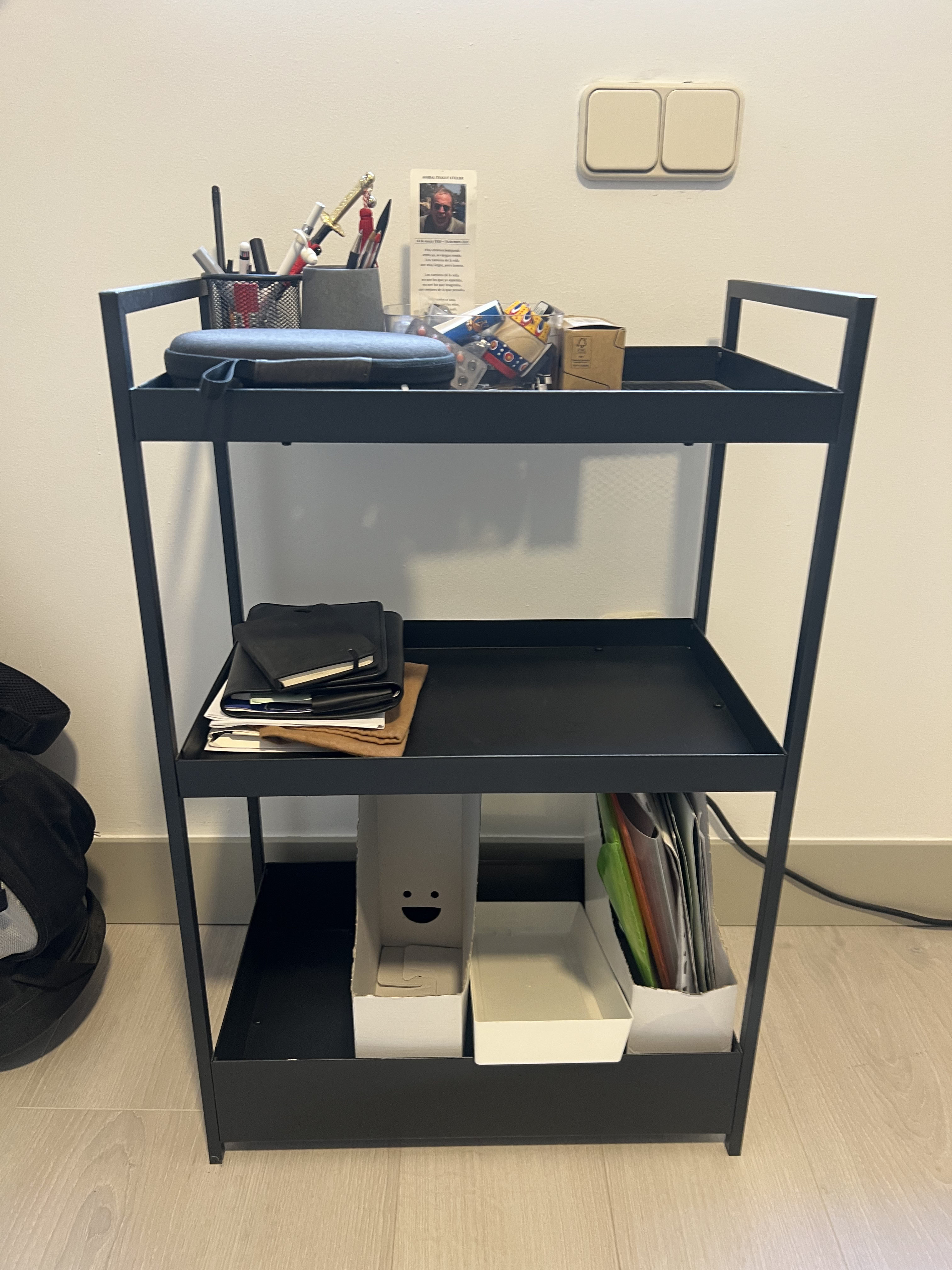 Mueble auxiliar de metal negro con 3 estantes